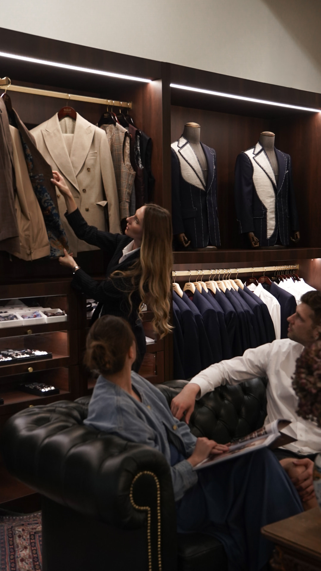 Konsultacja w atelier krawieckim - dobór marynarki z klientami