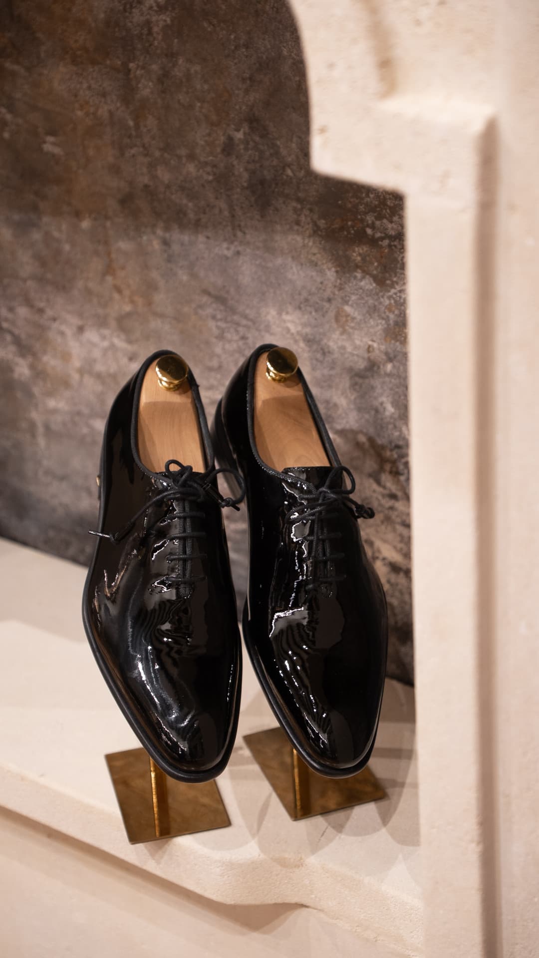 Lakierowane oksfordy do smokingu – obuwie wieczorowe do stylizacji black tie