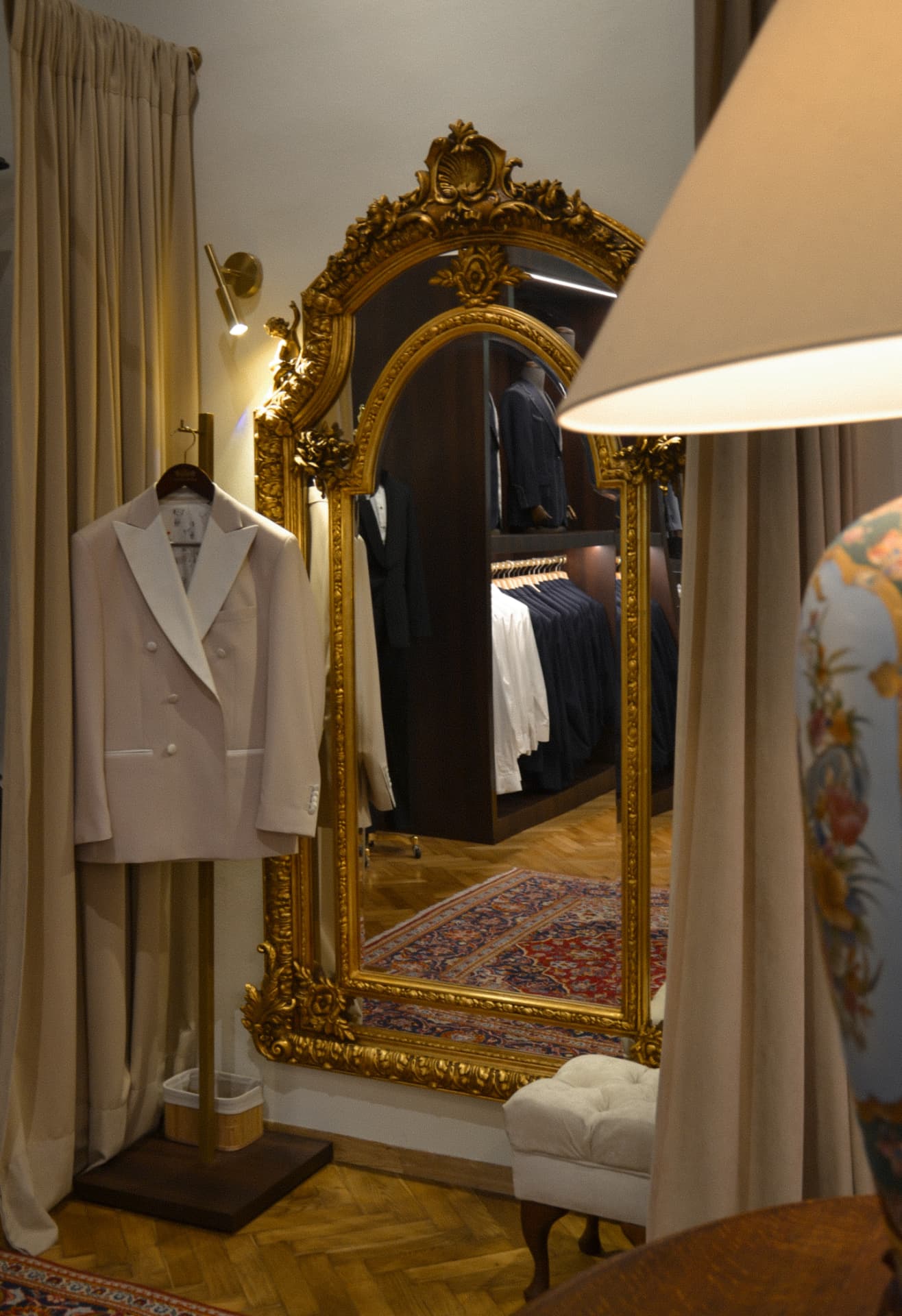 Garnitur na manekinie przy lustrze w atelier