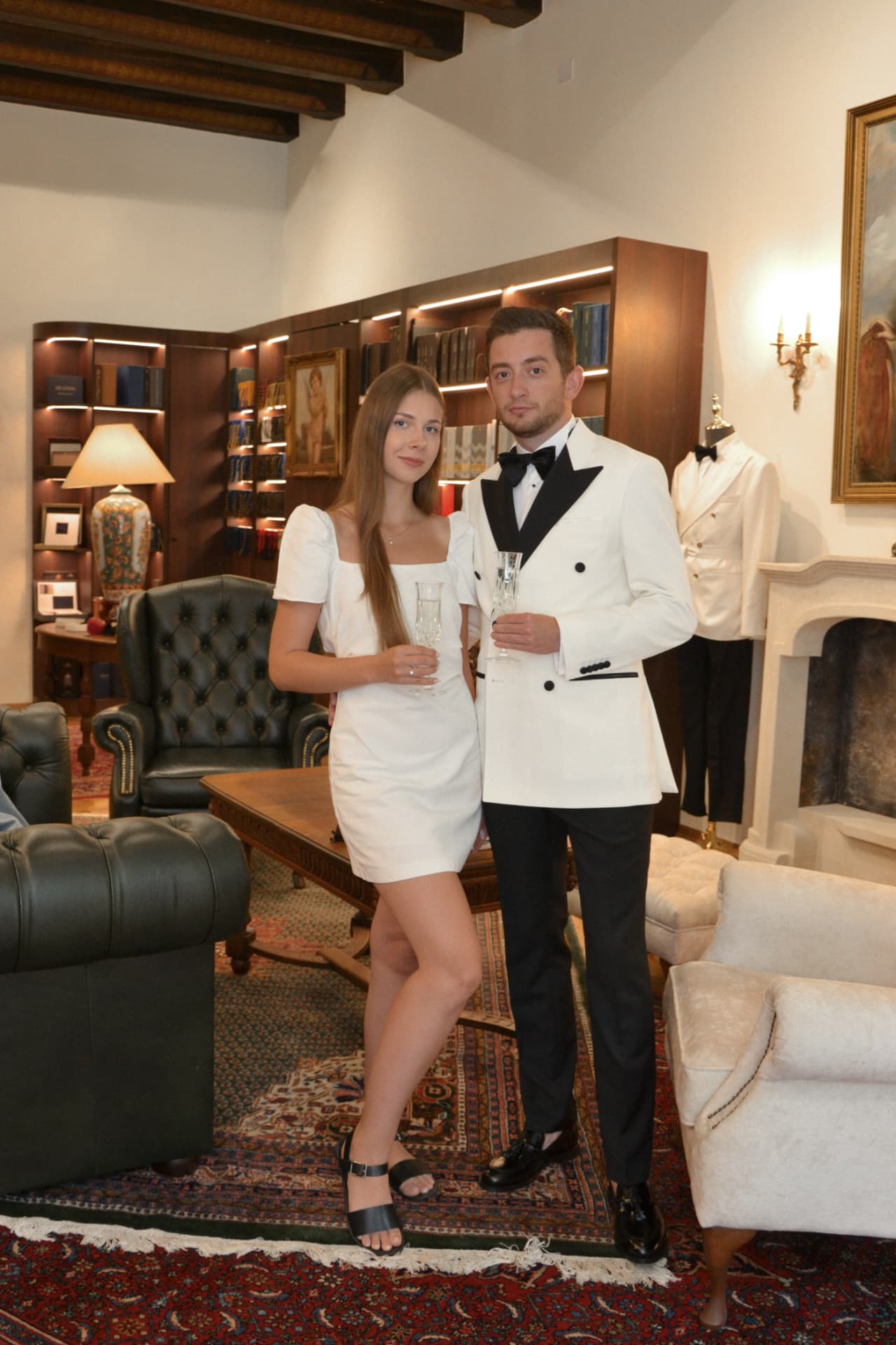 Pan młody w białej marynarce smokingowej z czarną klapą - stylizacja ślubna glamour, Warszawa