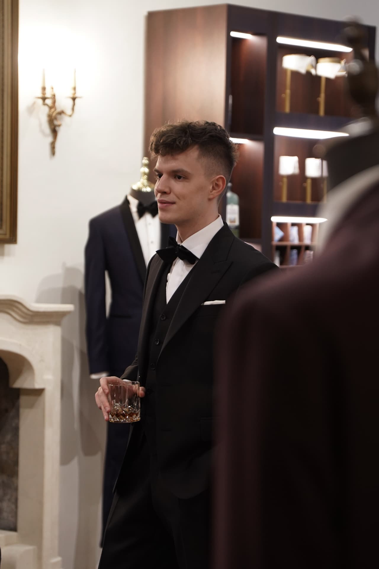 Czarny garnitur ślubny szyty na miarę prezentowany w atelier