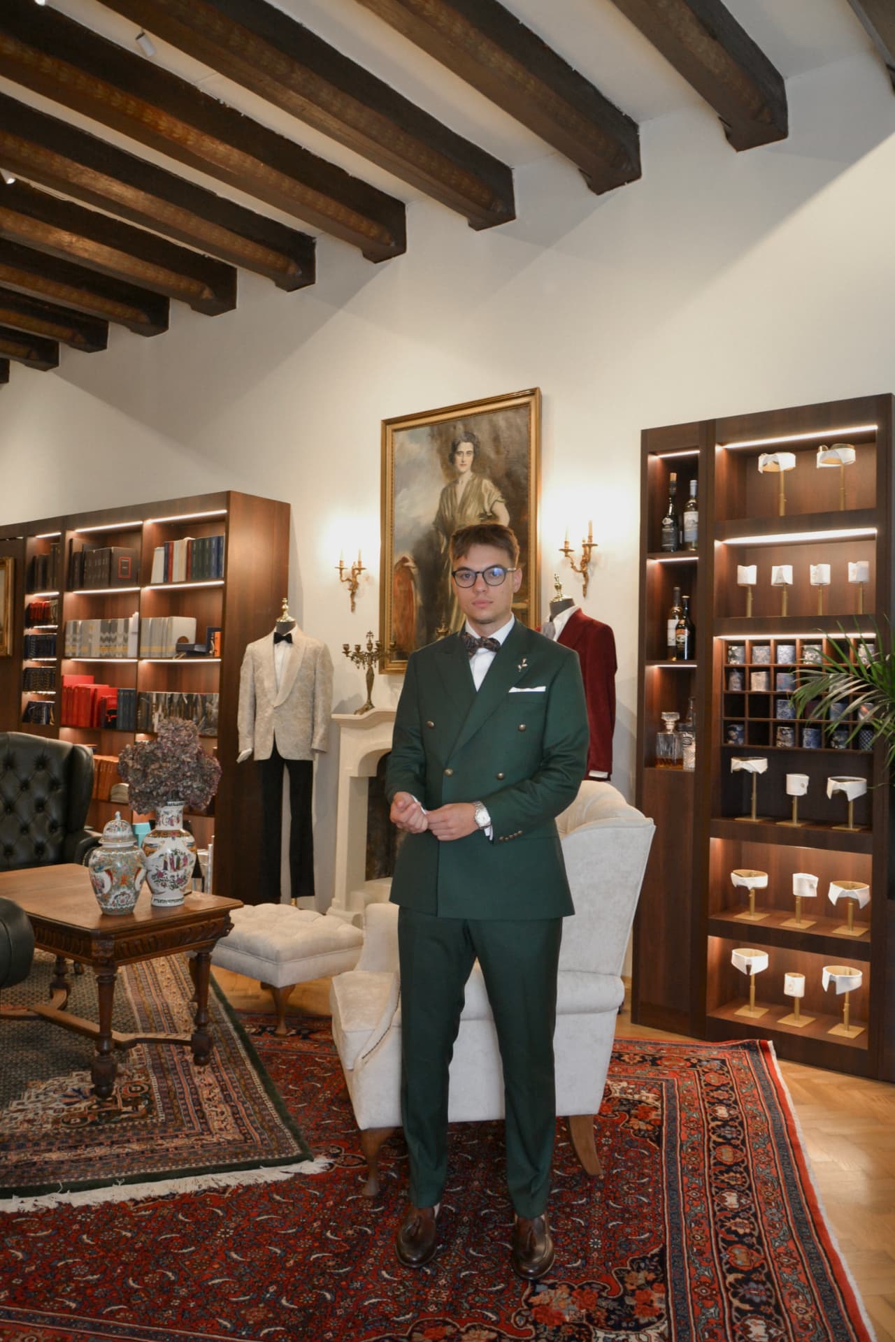 Zielony dwurzędowy garnitur ślubny prezentowany w warszawskim atelier