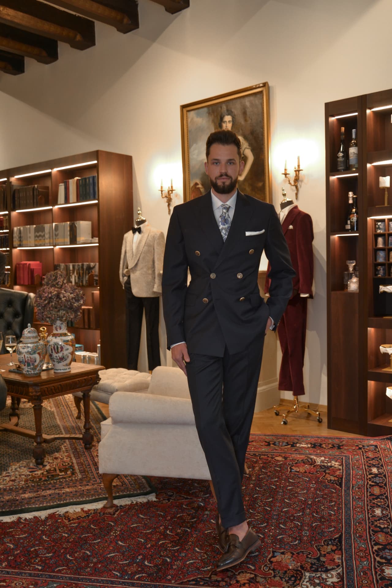 Klasyczny granatowy garnitur ślubny dwurzędowy w warszawskim atelier krawieckim