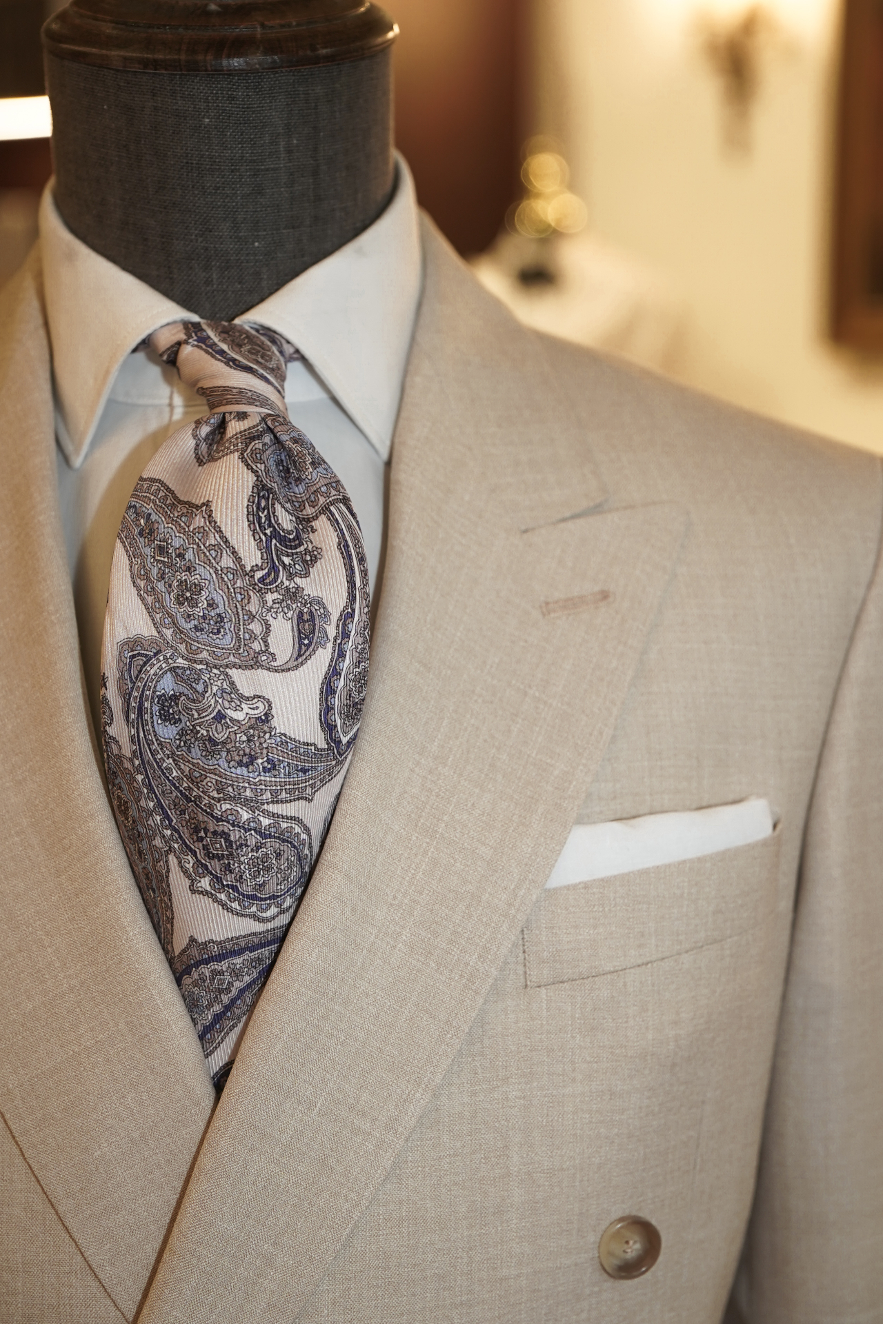 Detal klapy peak lapel i jedwabnego krawata paisley
