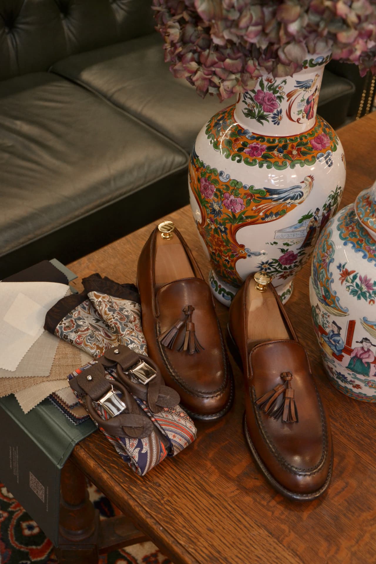 Dodatki do garnituru - buty, poszetka, podwiązki i detale w atelier