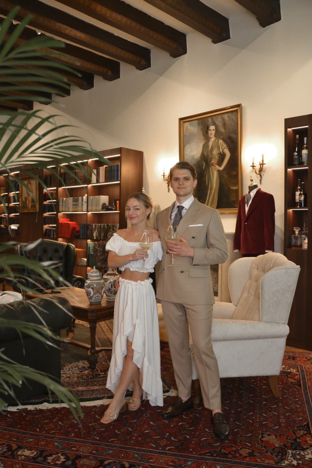 Beżowy garnitur ślubny szyty na miarę w eleganckim warszawskim atelier