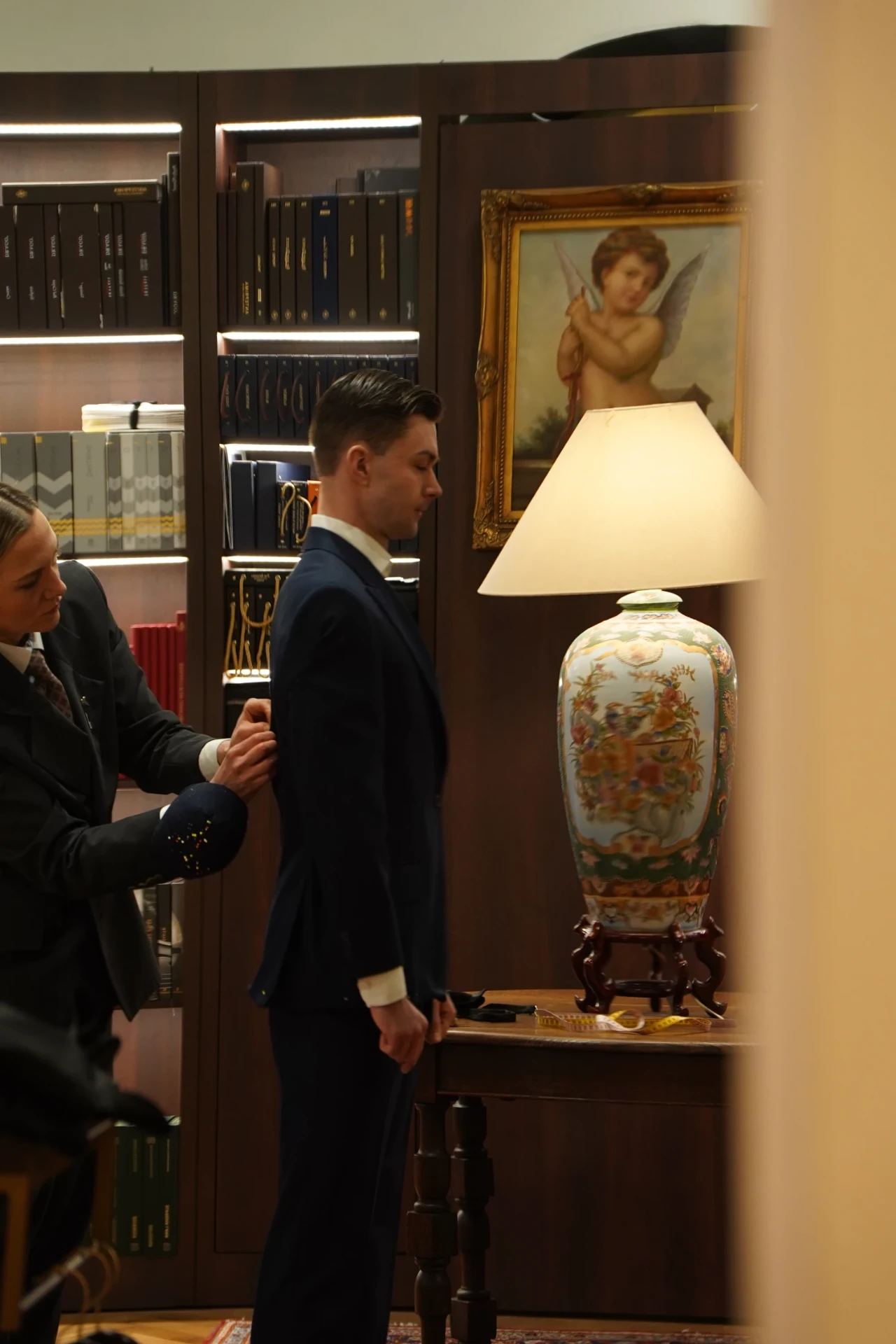 Przymiarka garnituru na miarę w atelier w Warszawie - korekta balansu marynarki